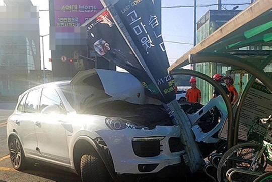 17일 오전 광주 서구 마륵동 한 도로에서 스포츠유틸리티차(SUV)가 가로등을 들이받은 채 멈춰 서 있다.<연합뉴스 독자 제공>